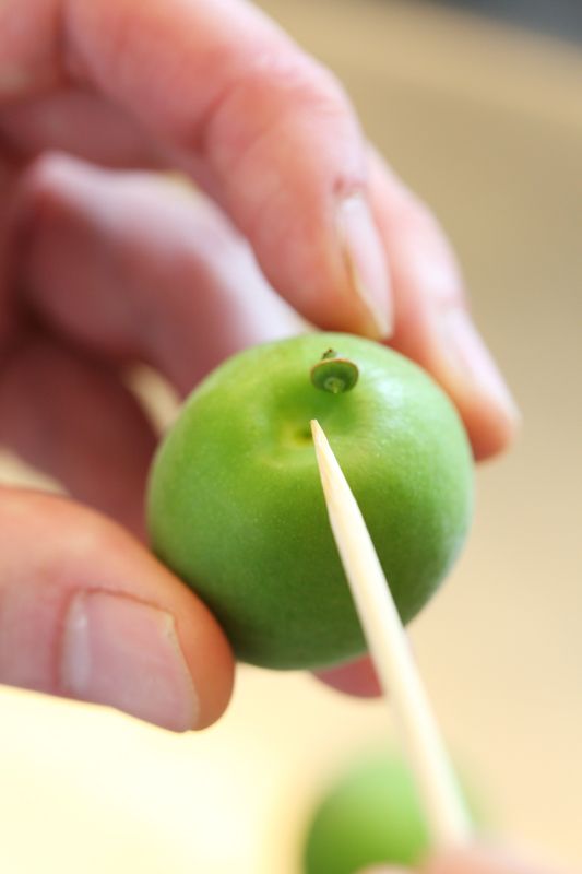 職人の丁寧な仕込み作業